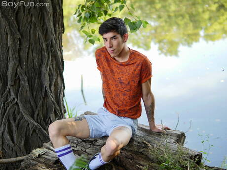 Der junge Venezolaner Roman Capellini posiert nackt und zeigt seinen knackigen Hintern im Freien