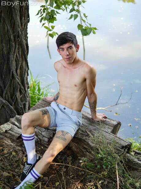 Der junge Venezolaner Roman Capellini posiert nackt und zeigt seinen knackigen Hintern im Freien