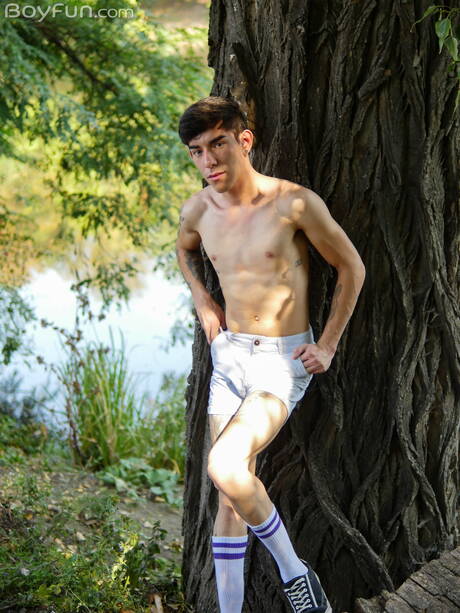 Der junge Venezolaner Roman Capellini posiert nackt und zeigt seinen knackigen Hintern im Freien