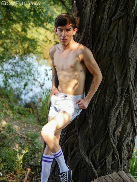 Der junge Venezolaner Roman Capellini posiert nackt und zeigt seinen knackigen Hintern im Freien