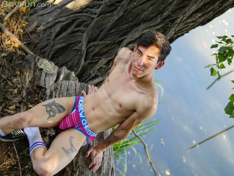 Der junge Venezolaner Roman Capellini posiert nackt und zeigt seinen knackigen Hintern im Freien