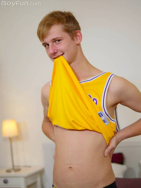 Twink Alex Law wichst mit Dildo