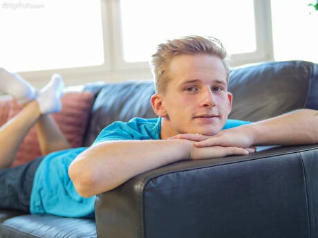 Der schöne Junge Alex Law zieht sich aus und zeigt draußen seinen schönen Hintern