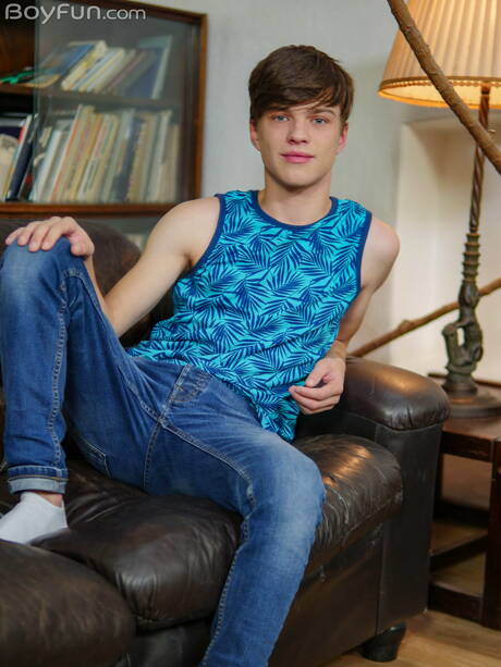 Le jeune garçon Jean Gilliam se déshabille et montre ses fesses serrées