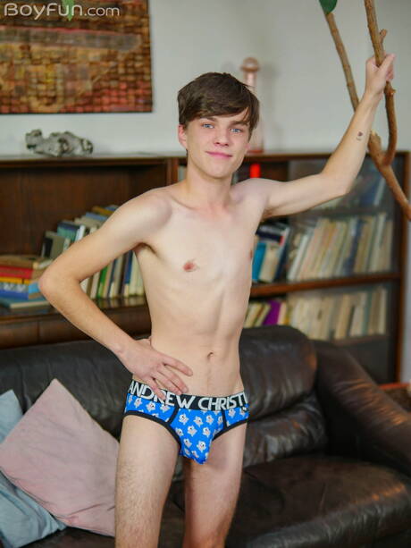 Le jeune garçon Jean Gilliam se déshabille et montre ses fesses serrées