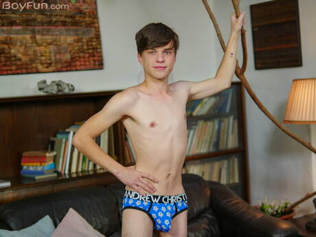 Le jeune garçon Jean Gilliam se déshabille et montre ses fesses serrées