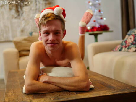 Gorący młodzieniec Ben Kingston rozbiera się i pokazuje gorący tyłek