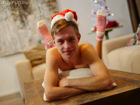 Gorący młodzieniec Ben Kingston rozbiera się i pokazuje gorący tyłek