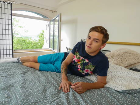 Der heiße Twink Beno Eker zieht sich aus und zeigt einen schönen Hintern