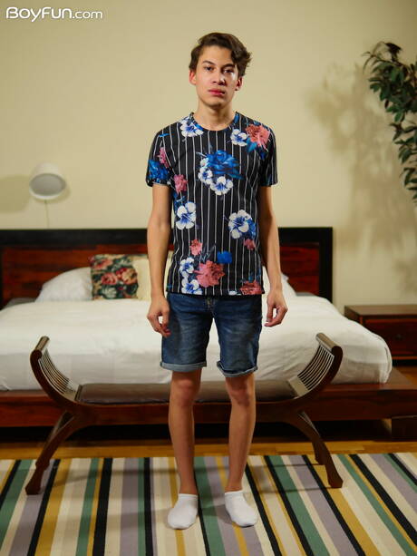 拉丁裔年輕人丹尼比安奇展現完美身材