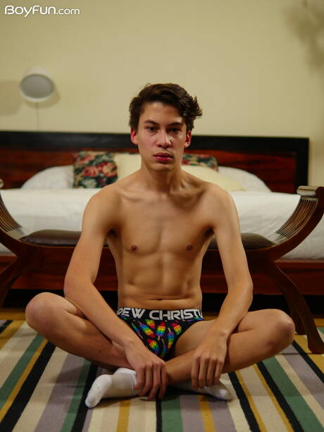 O jovem latino Danny Bianchi exibe um corpo perfeito