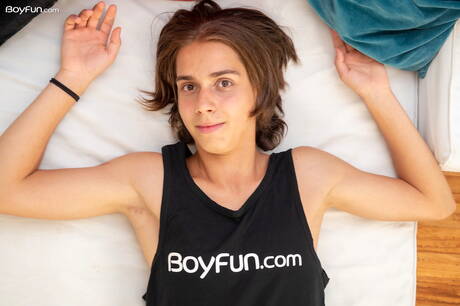 Der junge Jake Olsen zeigt einen perfekten Körper