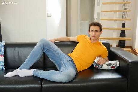 Le jeune Lior Hod se déshabille et montre ses fesses serrées