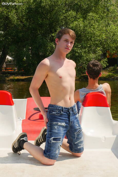 Twink Alan Caine en twink Taylor Mason hebben goede seks buiten
