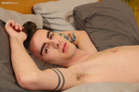 Der junge Jesse Evans zieht sich aus und zeigt seinen knackigen Hintern