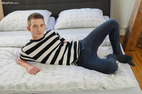 De knappe jongen Taylor Mason laat een perfect lichaam zien