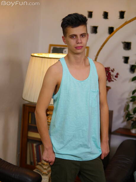 Boyfun: Młody koleś Austin Cook pozuje nago i pokazuje ciasny tyłek