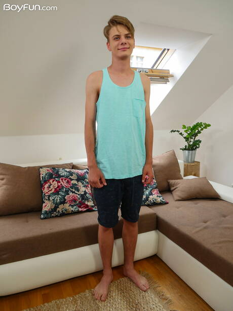 Der junge Kieran Karlsson posiert nackt und zeigt einen schönen Hintern