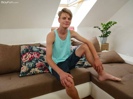Der junge Kieran Karlsson posiert nackt und zeigt einen schönen Hintern