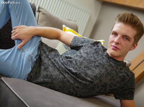 Der junge Typ Tony Milak posiert nackt und zeigt seinen Arsch