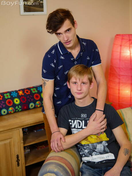 Zwei tschechische Jungs, der junge Alex Law und der junge Johnny Walsh, haben einen guten Analsex