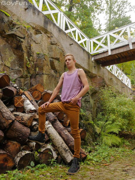 Twink Ben Kingston zieht sich aus und zeigt draußen seinen schönen Hintern