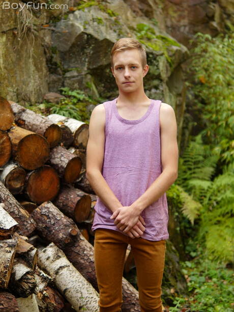 トゥインクのベン・キングストンが裸になって外で素敵なお尻を見せる