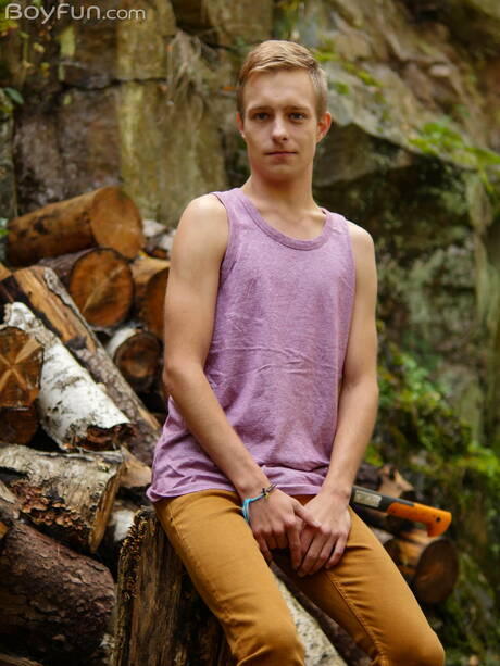 トゥインクのベン・キングストンが裸になって外で素敵なお尻を見せる