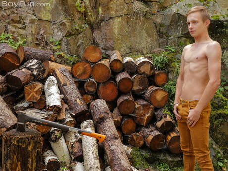 トゥインクのベン・キングストンが裸になって外で素敵なお尻を見せる