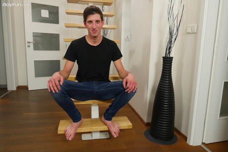 El jovencito caliente Jack Finix posa desnudo y muestra su bonito trasero