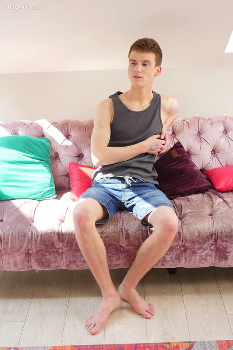 Twink Kaleb Cross posiert nackt