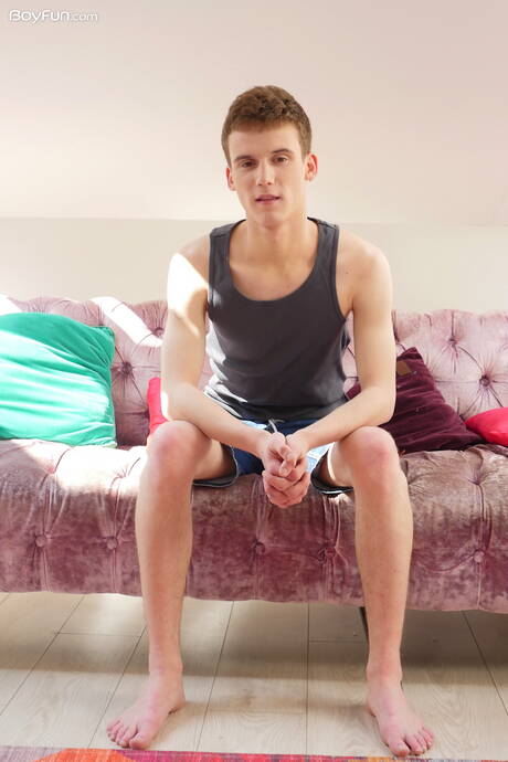 Twink Kaleb Cross posiert nackt