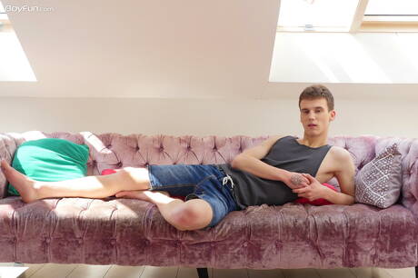 Twink Kaleb Cross posiert nackt