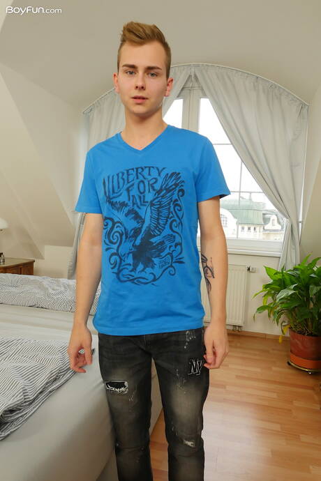 年輕的大衛曼尼克斯展現了美麗的身材