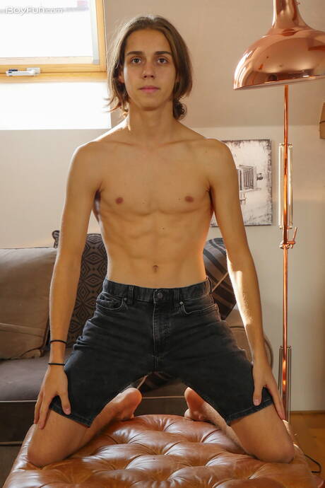 Der schöne Junge Jake Olsen posiert nackt