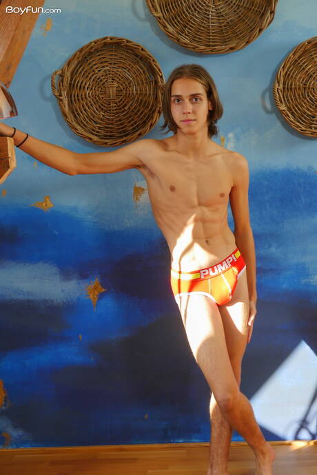 Der schöne Junge Jake Olsen posiert nackt