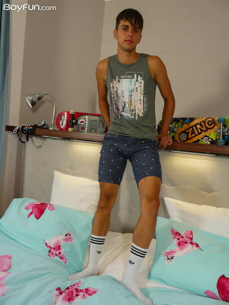 捷克小男孩 Finn Harper 脫光衣服露出臀部