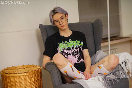 Il giovane ragazzo Karol Gajda si masturba con un giocattolo sessuale