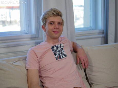 Der junge Tscheche Josh Cavalin zieht sich aus und zeigt einen schönen Arsch