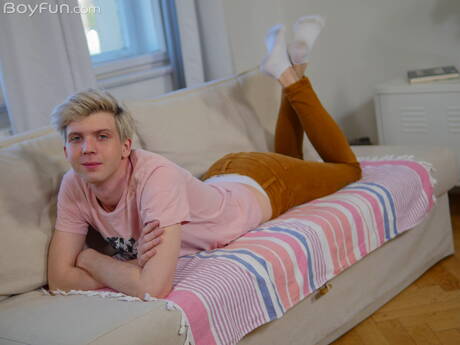 Der junge Tscheche Josh Cavalin zieht sich aus und zeigt einen schönen Arsch