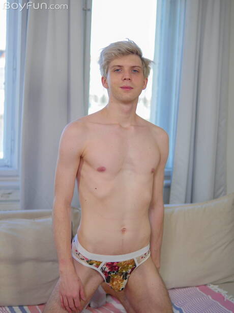 Der junge Tscheche Josh Cavalin zieht sich aus und zeigt einen schönen Arsch