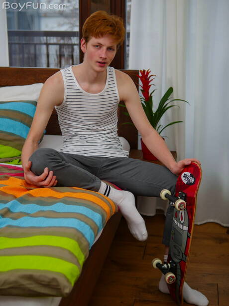 Pretty boy Harry Davis posing nude and showing his butt