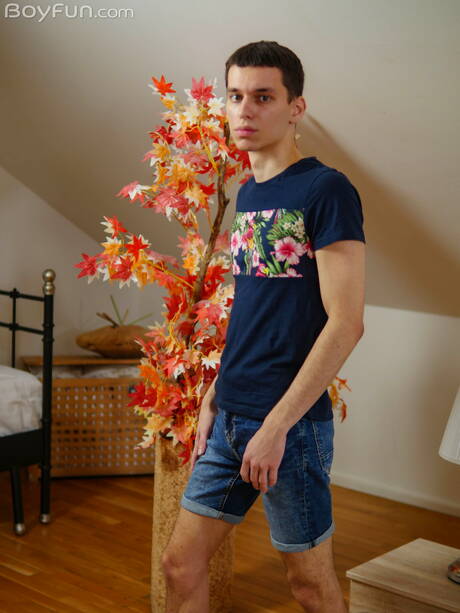 Piękny chłopak Darin Boswell pozuje nago i pokazuje ładny tyłek