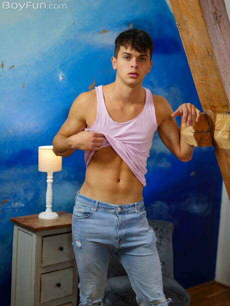 Tsjechische jongeman Finn Harper kleedt zich uit en laat zijn strakke kont zien