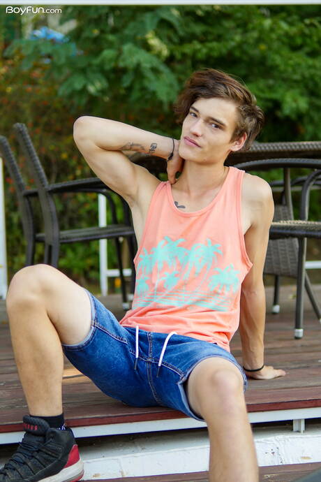 Boyfun: Hot twink Johnny Walsh posing nude outdoor