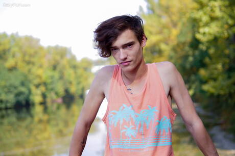 Der heiße Twink Johnny Walsh posiert nackt im Freien