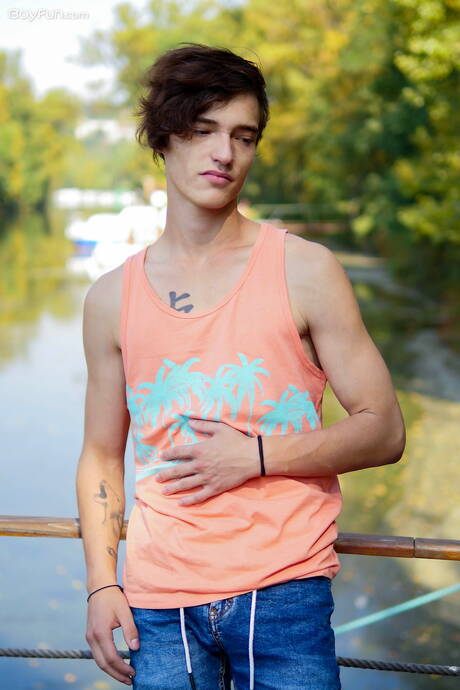 Der heiße Twink Johnny Walsh posiert nackt im Freien