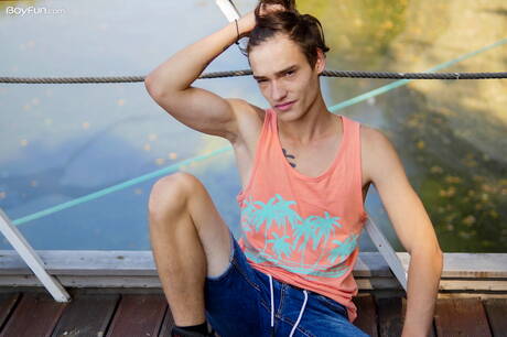 Der heiße Twink Johnny Walsh posiert nackt im Freien