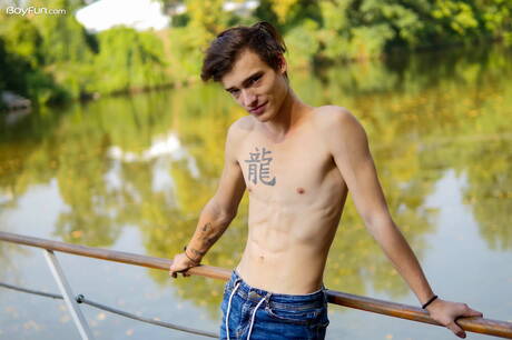 Der heiße Twink Johnny Walsh posiert nackt im Freien