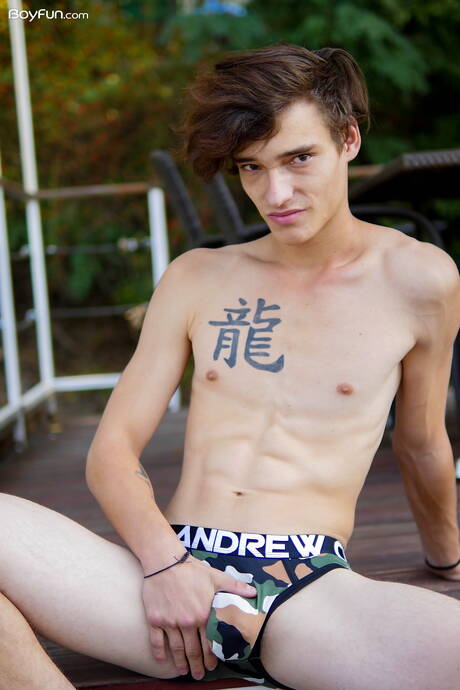 Der heiße Twink Johnny Walsh posiert nackt im Freien